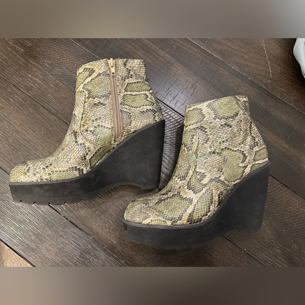 Deena & Ozzy Wedges